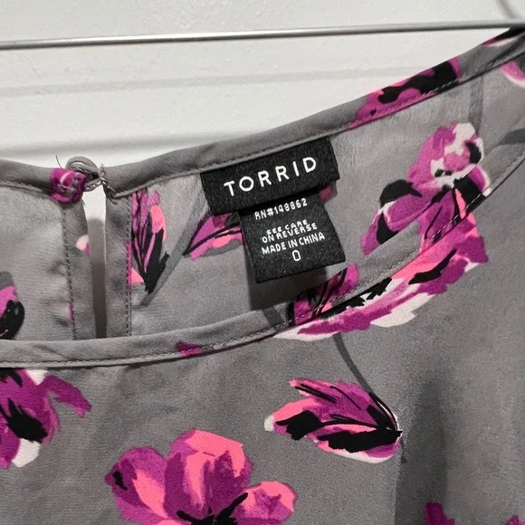 Torrid Women Gray Purple Floral Short Sleeve Keyhole Back Blouse Size 0‎ - Picture 2 of 7